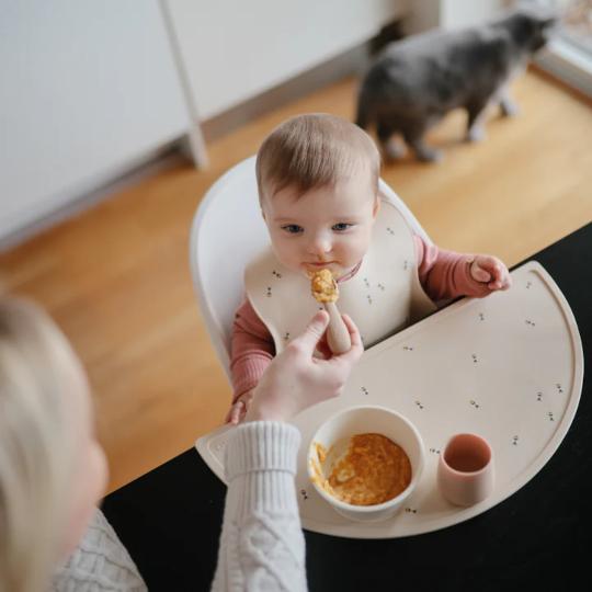 Mama geeft baby eten